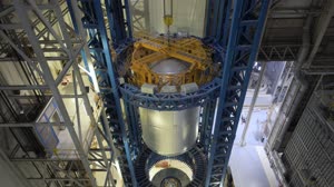 Crews Lift SLS Liquid Oxygen Tank into Cell D at NASA Michoud